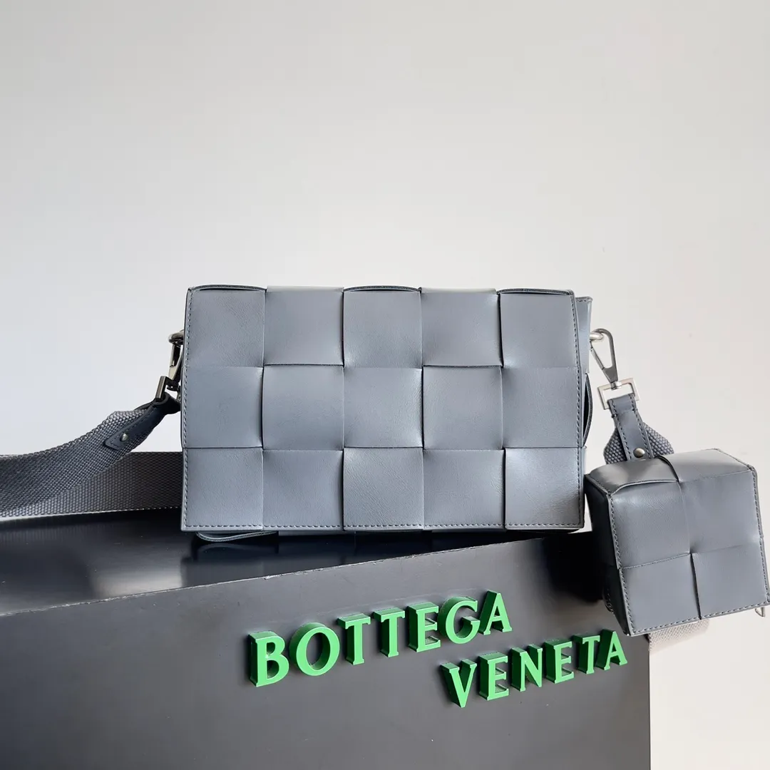 Batch 2120 1bv two-in-one cassette bag has a more casual and casual cool. The leather is stiff and has a slight leather luster. Different colors are available. 🙈 The crossbody bag that handsome guys love to carry when going out is super handsome. It is fashionable and fashionable~ The capacity is very sufficient for daily commuting. The small bag can hold headphones. One bag is multi-purpose! ! Style number: 741777 Size: 26*16*6.5cm